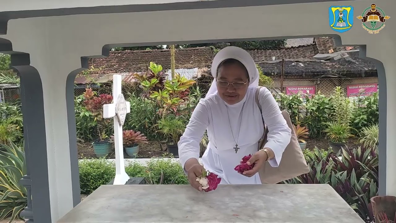 Tabur Bunga di Kerkof Muntilan dalam rangka 100 Tahun karya OSF Muntilan 