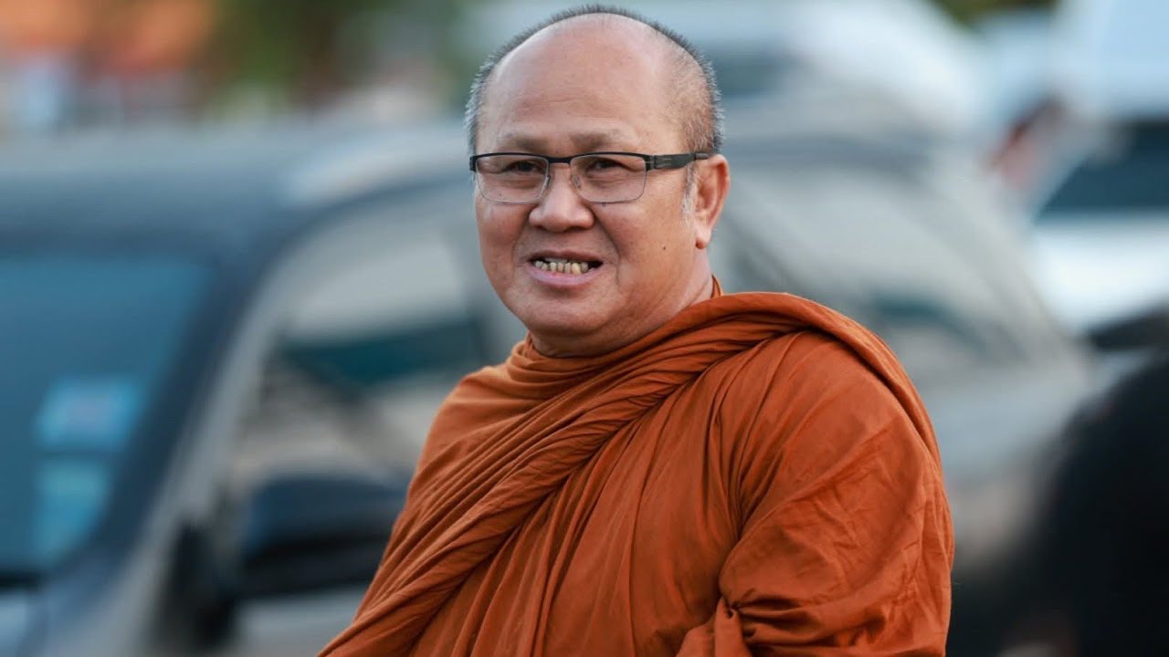 03/0369  หลวงตาและคณะสงฆ์จากพุทธอุทยานทีพักสงฆ์วัดป่าบ่อน้ำพระอินทร์ ออกบิณฑบาตที่เมืองโบราณ