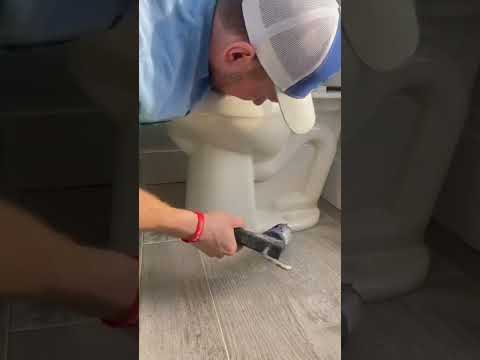 Video: Hoe het toilet te bevestigen zodat het niet wankelt, op een houten of betonnen ondergrond