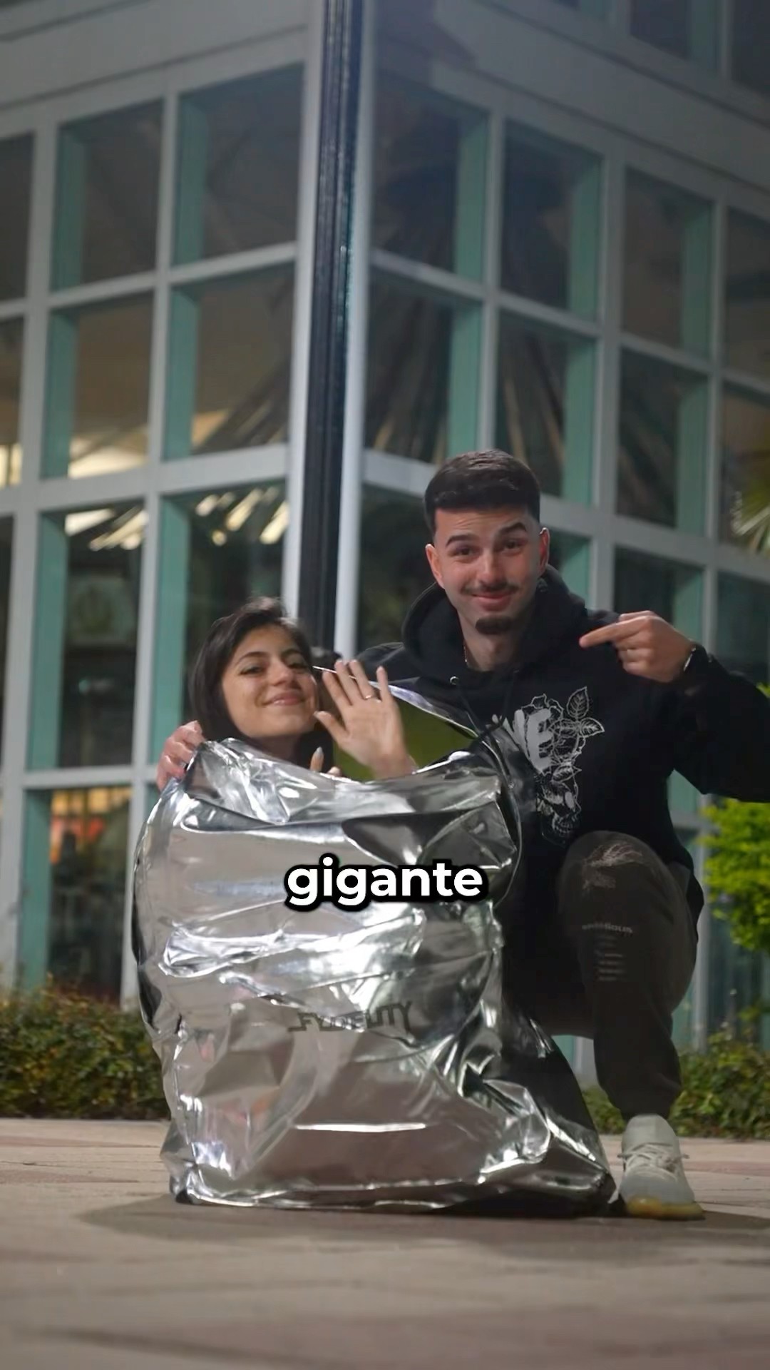 Entrando de Graça no Cinema com Mochila Gigante #shorts
