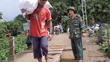 Quảng Nam: Sử dụng máy bay trực thăng tiếp tế lương thực cho người dân vùng lũ