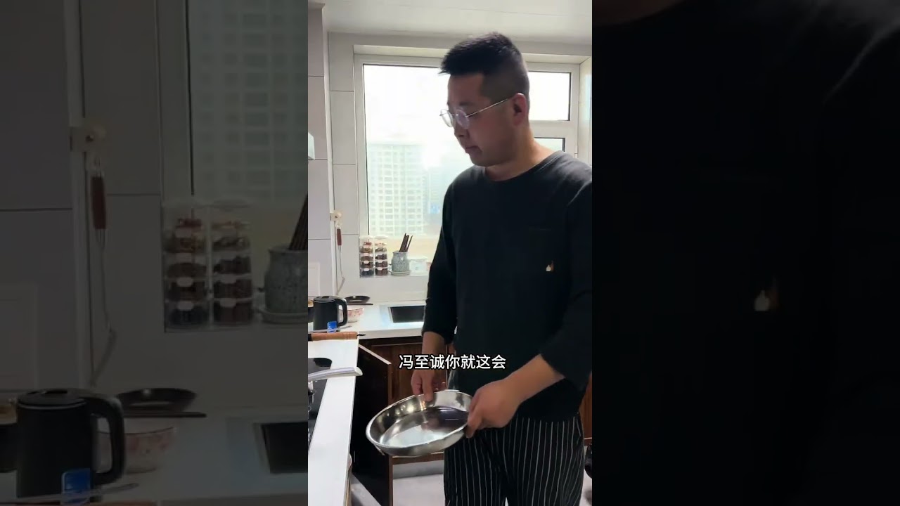 睡前把排骨焯好水，简单处理一下放进冰箱。第二天早上，简单几步，就能做出超香的红烧排骨，盛出饭菜装进饭盒，开启美味打工人带饭日常#红烧排骨 #打工人带饭日常 #爱做饭的男人