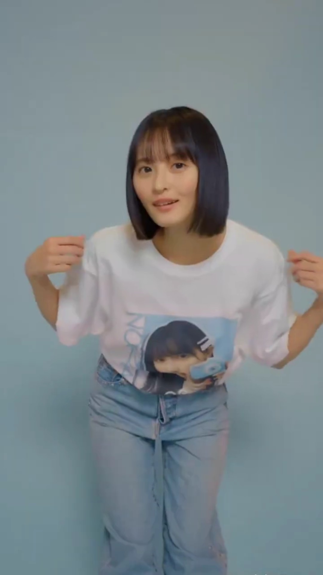 直筆サイン入Tシャツを紹介する遠藤さくら 260107 /ファン感謝ガチャ