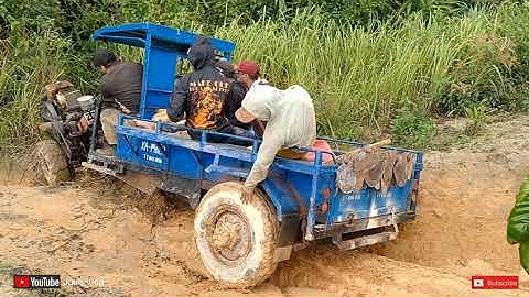 Xe công nông 2 cầu xuống dốc mùa mưa quá nguy hiểm