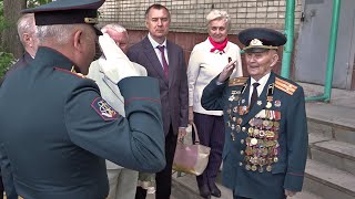 В Волгограде военные мини-парадом поздравили ветерана Александра Колотушкина с Днём Победы