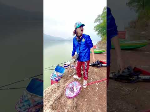CHỊ EM Vũ Môn Câu Cá Mè Hồ Tự Nhiên nhưng lạ lắm!!!