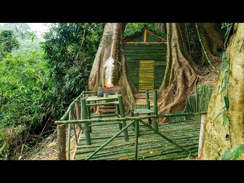 Build Shelter Under a 1000 Year Old Tree. Survive With Rain, Sun and Wind - Bushcraft Alone