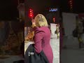 ابنة المدرب الجزائري بيتكوفيتش تحظى باهتمام الجمهور أثناء مغادرتها ملعب مولاي الحسن