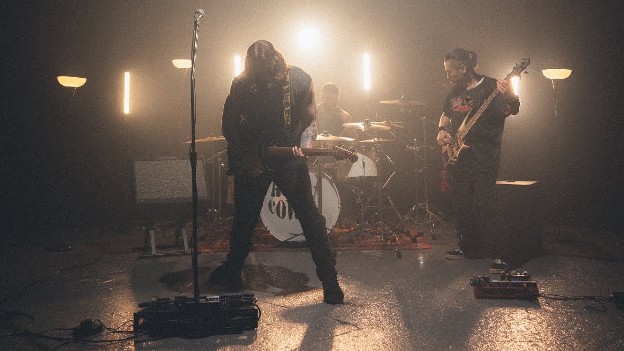 Obejrzyj Holy Coves - Falling Down (Official Video) w YouTube Obejrzyj Holy Coves - Falling Down (Official Video) w YouTube