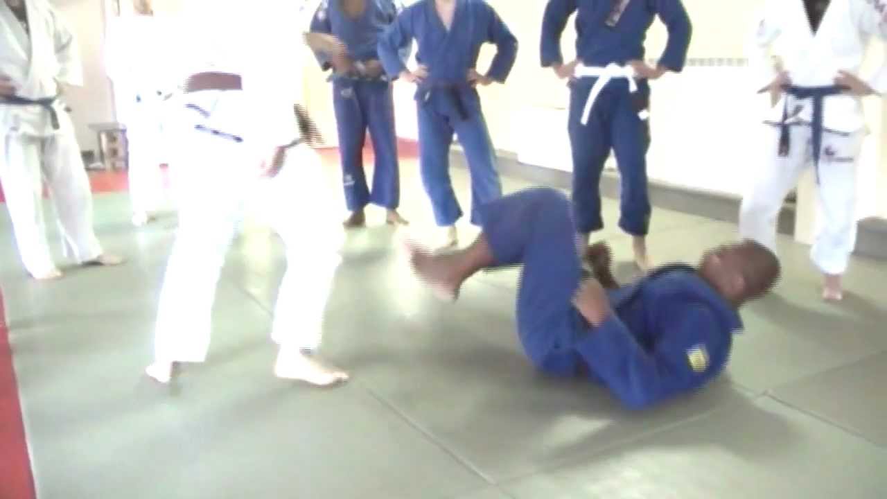 Sweep from De La Riva Guard by Mestre Rogerio Olegario - YouTube