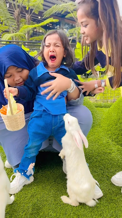 Kasihan Ayu takut kelinci 😭