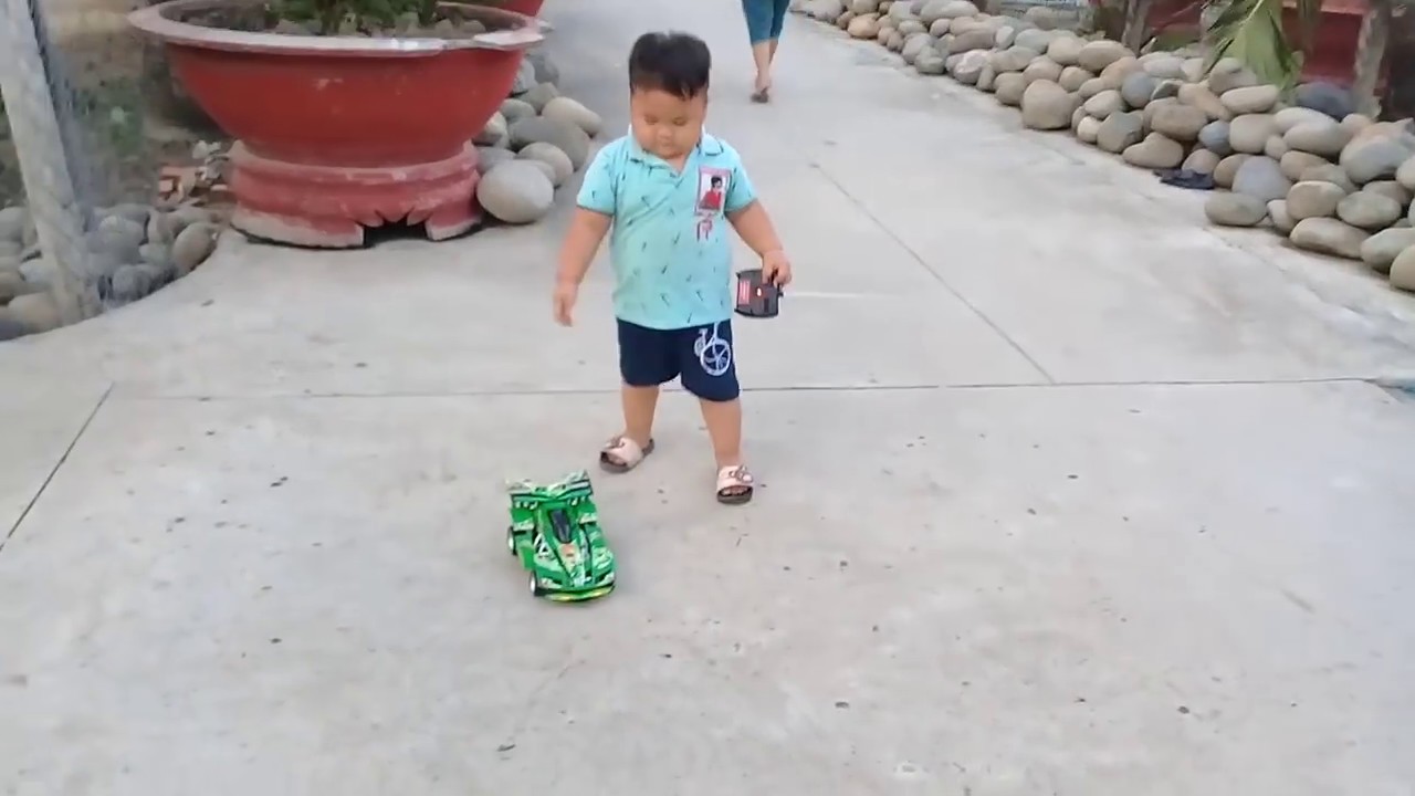 Đồ chơi trẻ em bé pin xe điều khiển Ben 10 ❤ PinPin TV ❤ Baby toys car control ben ten - YouTube