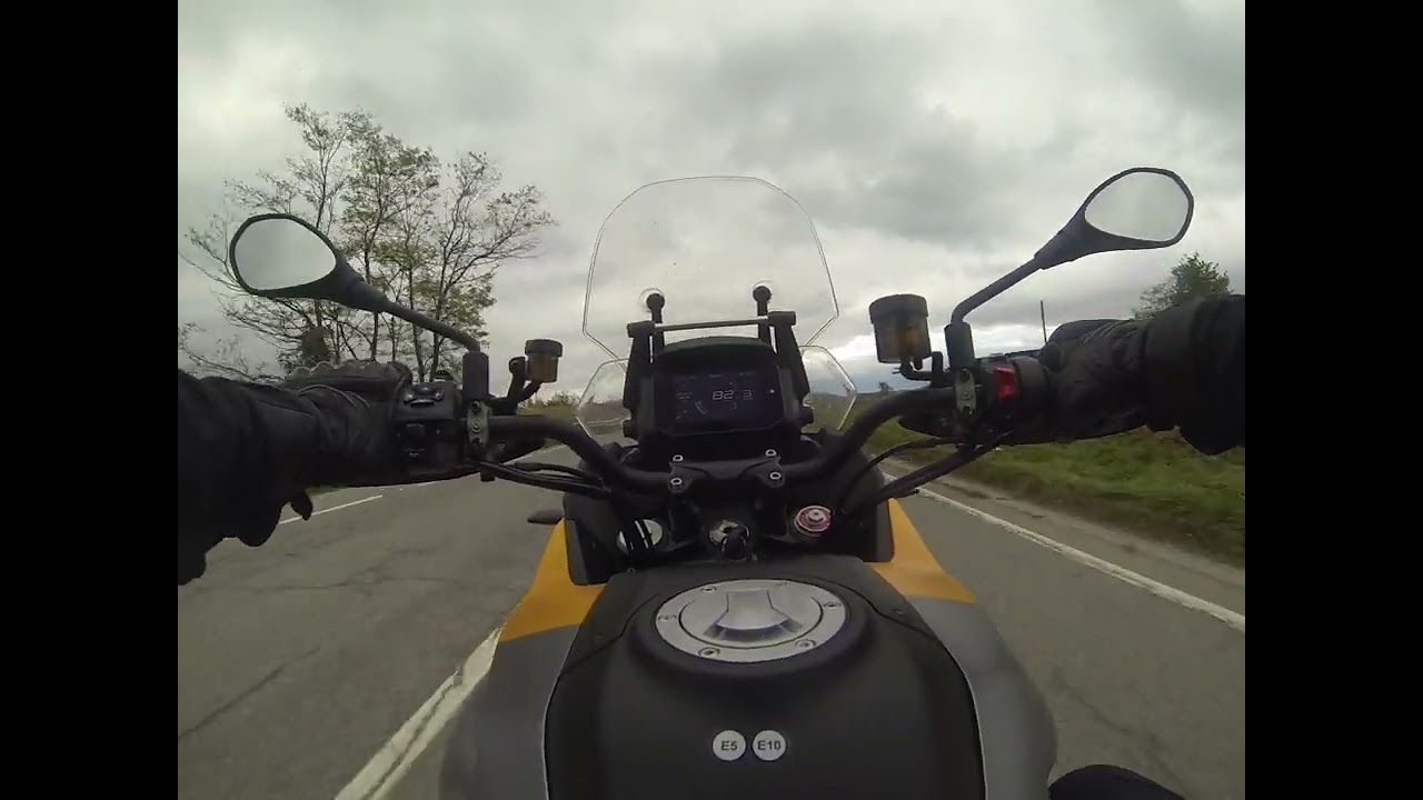 Con la nuova Moto Guzzi Stelvio in giro per le colline delle Langhe