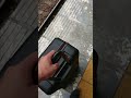 ホーム上でスーツケースを転がすオタク