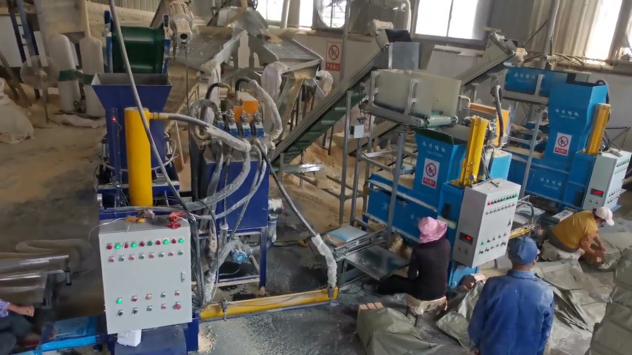 video for manufacture Animal pet bedding packing machine / wood shaving baler 2023年 The wood