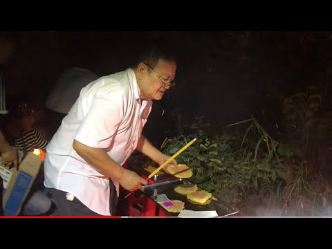 Video Hàng triệu trái tim rơi lệ khi nhìn hình ảnh cha hiệp... - youtube