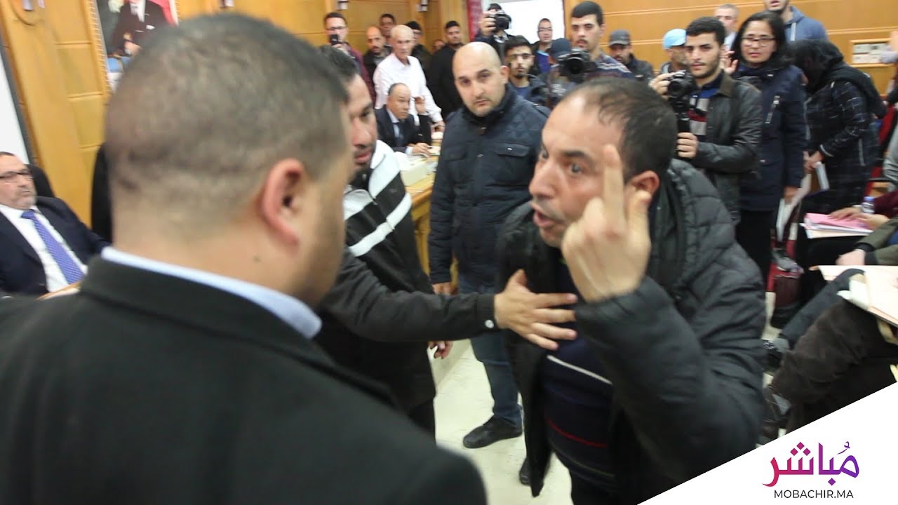 مواطن يوقف أشغال دورة الجماعة وعمدة طنجة يتوعده بالقانون