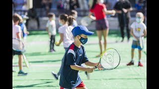 Centenares De Pequeñas Promesas Disfrutaron En La Plaza De Cervantes Aprendiendo A Jugar Al Tenis