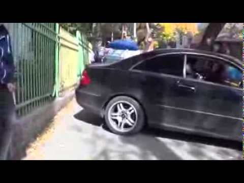 სახელმწიფო უწყების თანამშრომელმა მანქანა ტროტუარზე დააყენა და მოქალაქეს შუათითი უჩვენა (ვიდეო)