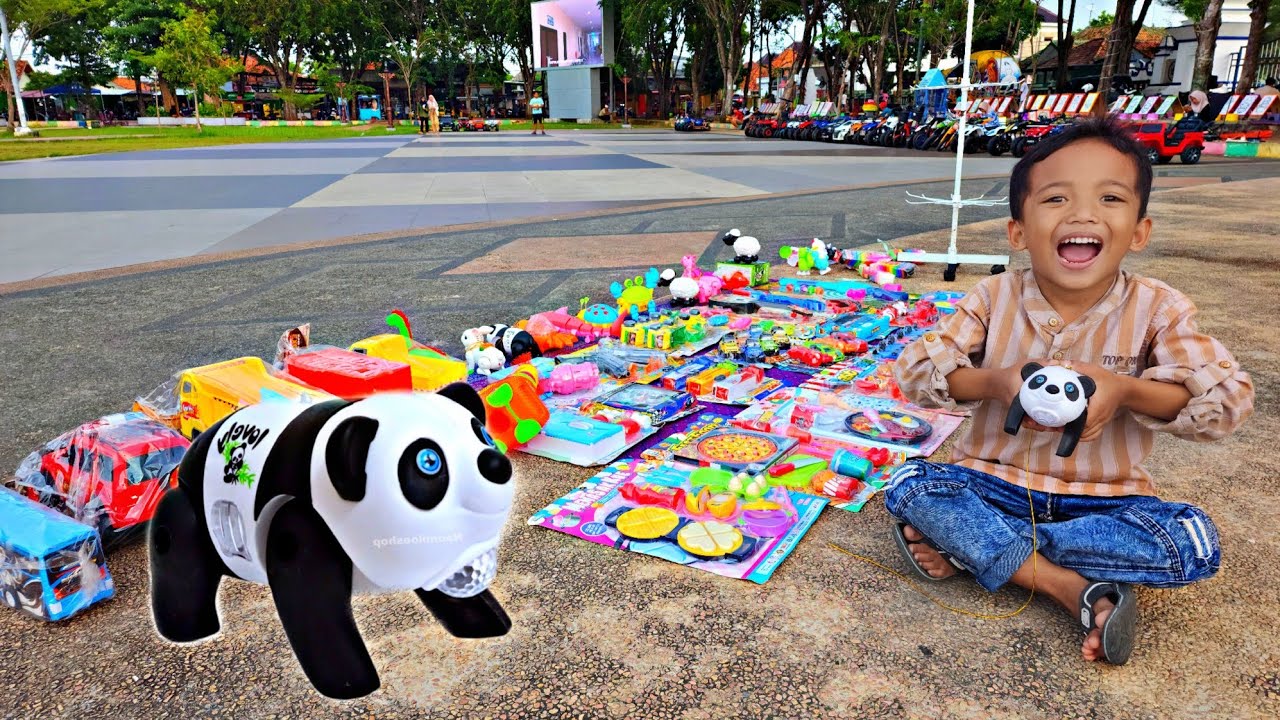 SAMUEL KE ALUN-ALUN BELI MAINAN PANDA,NAIK MOBIL MOBILAN DAN MAKAN ES KRIM MIXUE