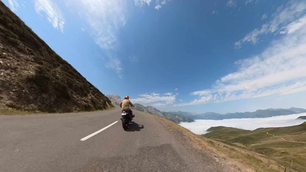 BMW R Nine T  Les Pyrénées Du col d'Aubisque au col du Soulor au dessus de la mer de nuage.