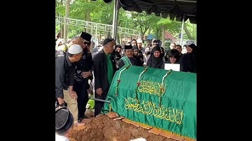 Suasana haru pemakaman artis epy kusnandar (kang mus preman pensiun)