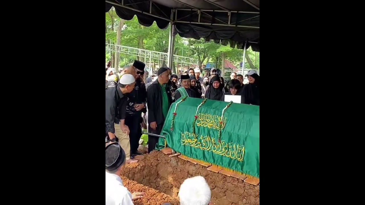 Suasana haru pemakaman artis epy kusnandar (kang mus preman pensiun)