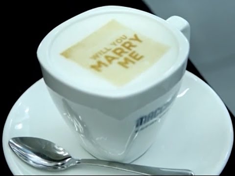 صورة وجهك على كوب القهوة