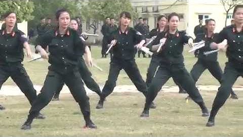 Nữ cảnh sát đặc nhiệm múa côn nhị khúc điêu luyện  - Female nudge dance policeman || Dchannel
