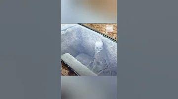 مقبرة في اليابان قبورها من الزجاج اهل الميت يستطيعون زيارة الميت والاطمئنان عليه من خلال الزجاج 
