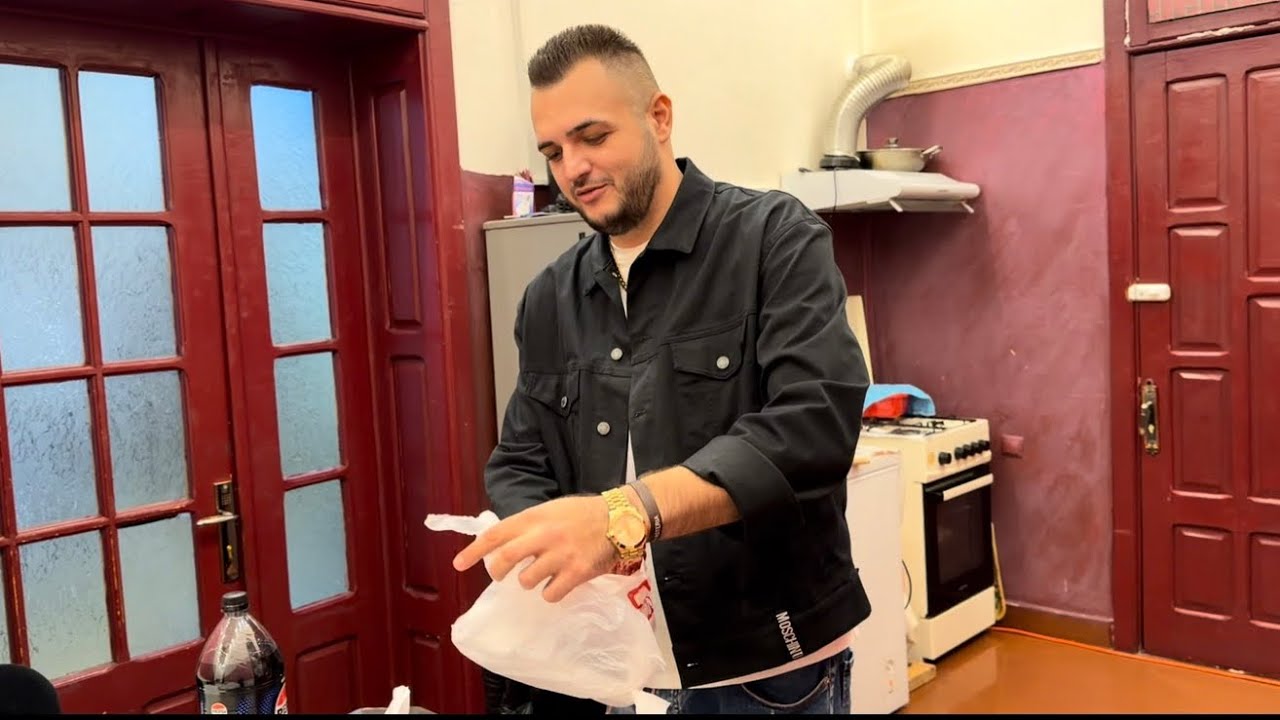 Am adus ceva bun din oraș! Patroana iar are simtome si revenit în șatra la Strehaia după spital!