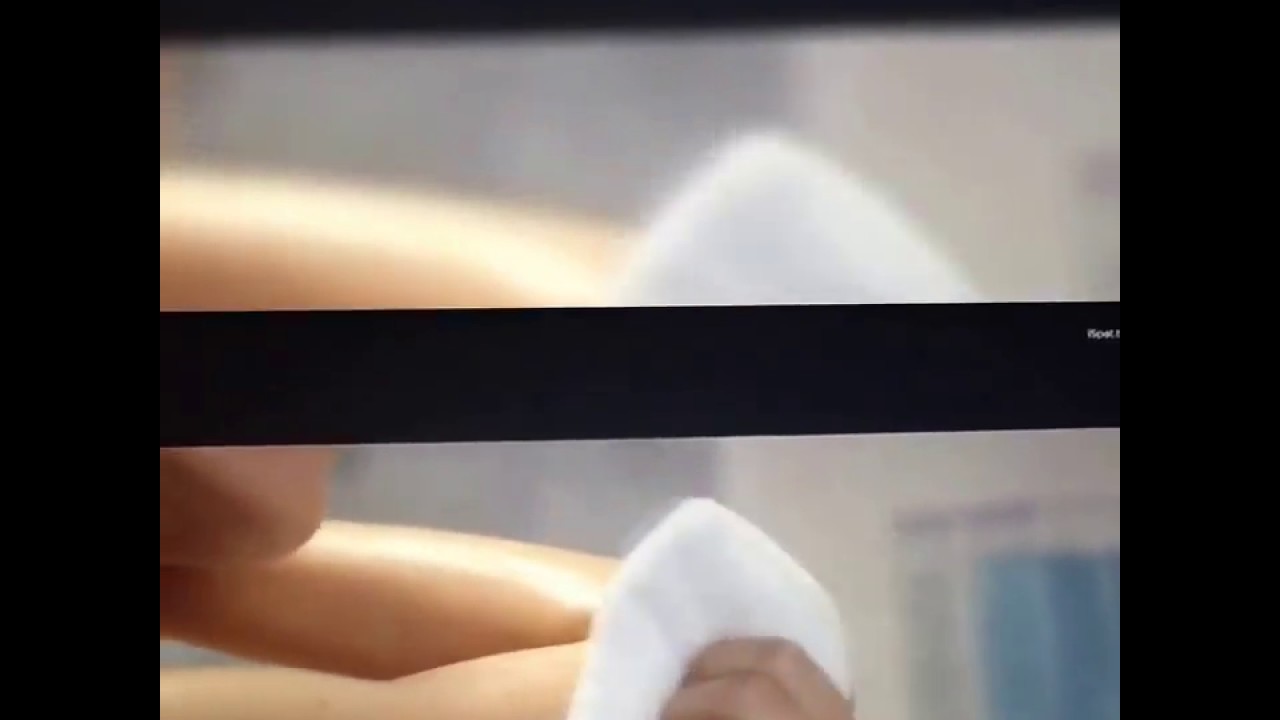 Jergens Wet Skin Moisturizer commercial "No Towel Yet" featuring Leslie Mann and Emilia Zoryan