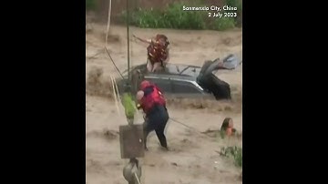 Rescuer efforts for saving the flood-trapped people in China