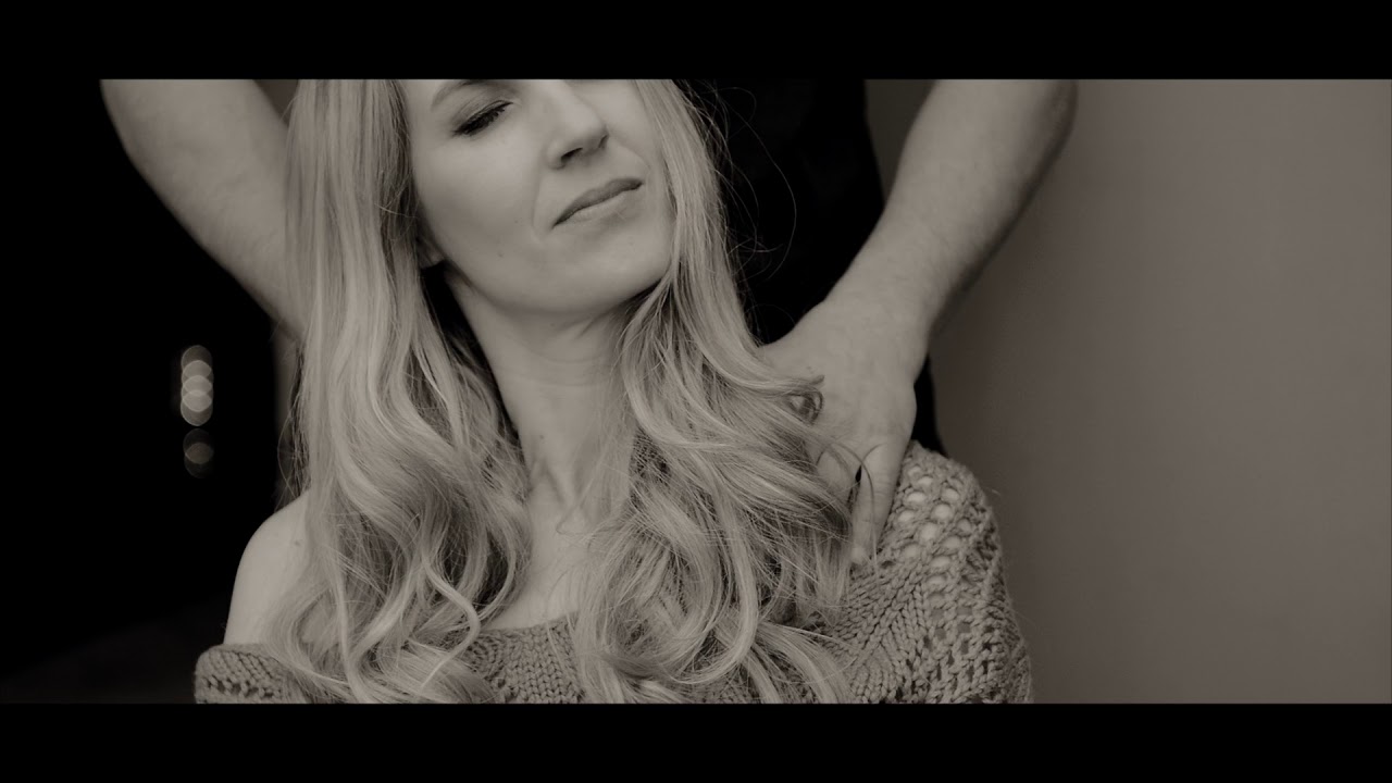 karoleen-feels-like-old-times-clip-officiel-youtube