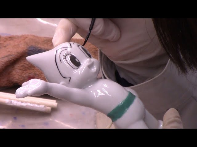 鉄腕アトム』生誕70周年 瀬戸市で高級陶器人形制作進む - YouTube