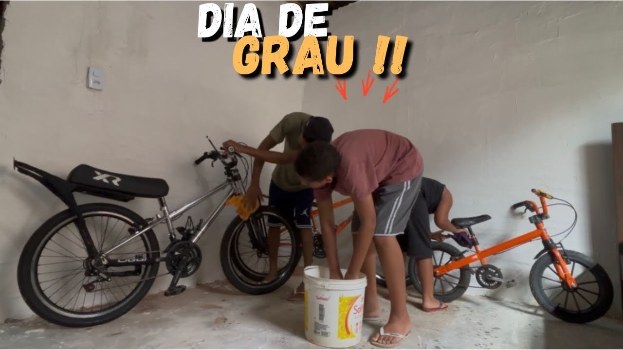 AS BIKES PARECIAM ESTAR ABANDONADAS DE TANTA POEIRA KKK