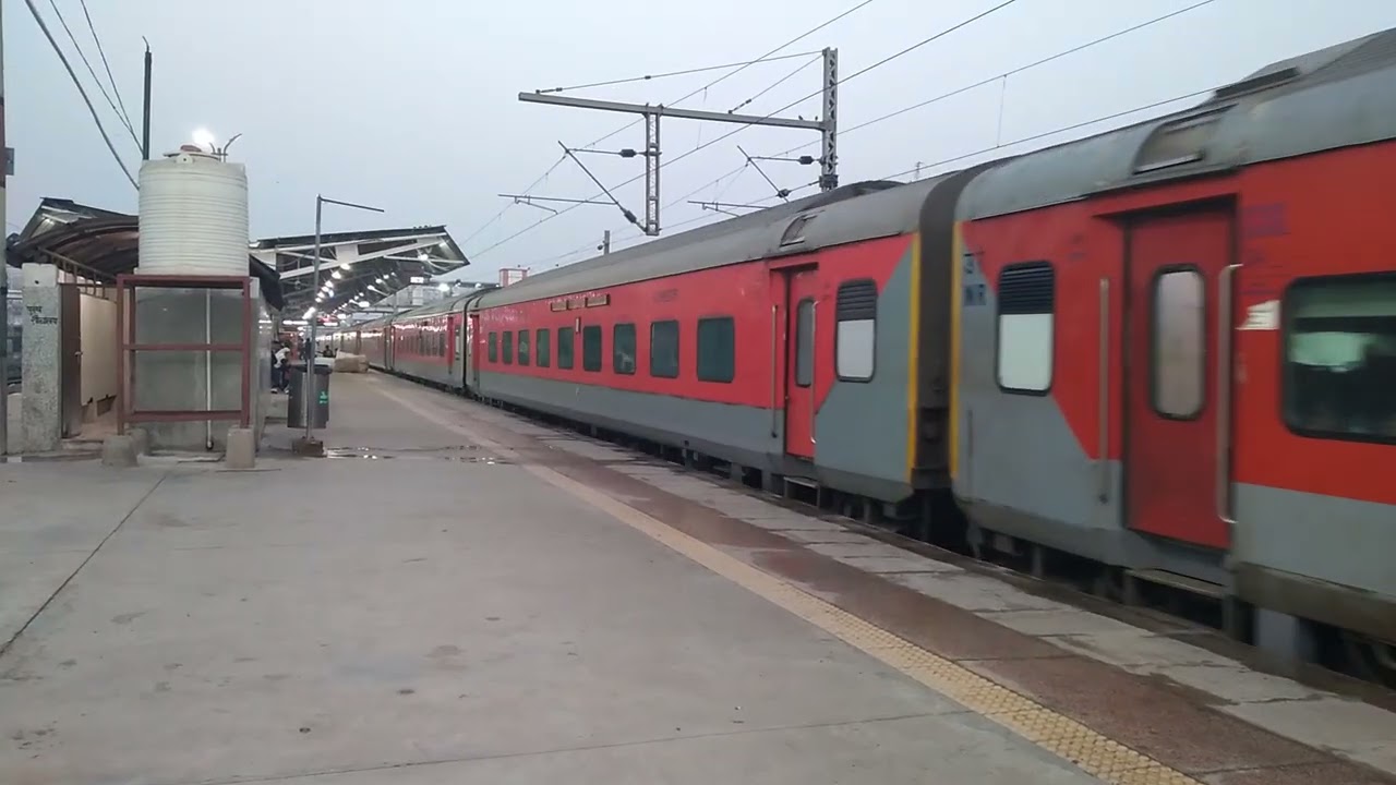 12428 Rewa Anand vihar super fast express departing from prayagraj jn.with cnb wap 7# 37381