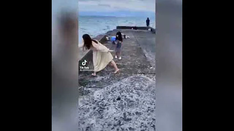 人妻海邊釣魚用盡吃奶力氣甩竿 下秒笑噴網：幾萬元飛了 - 天天要聞