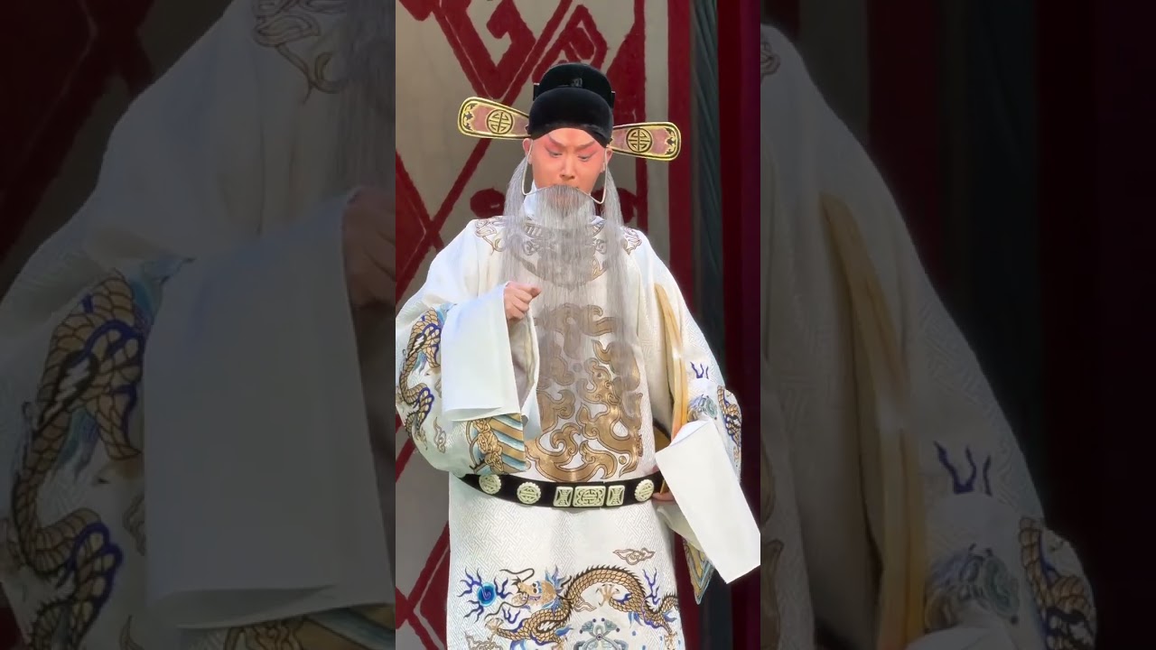 Master Qiu Zhi's Peking Opera: A Spectacular Show of National Protection [Two Yellow Eyes