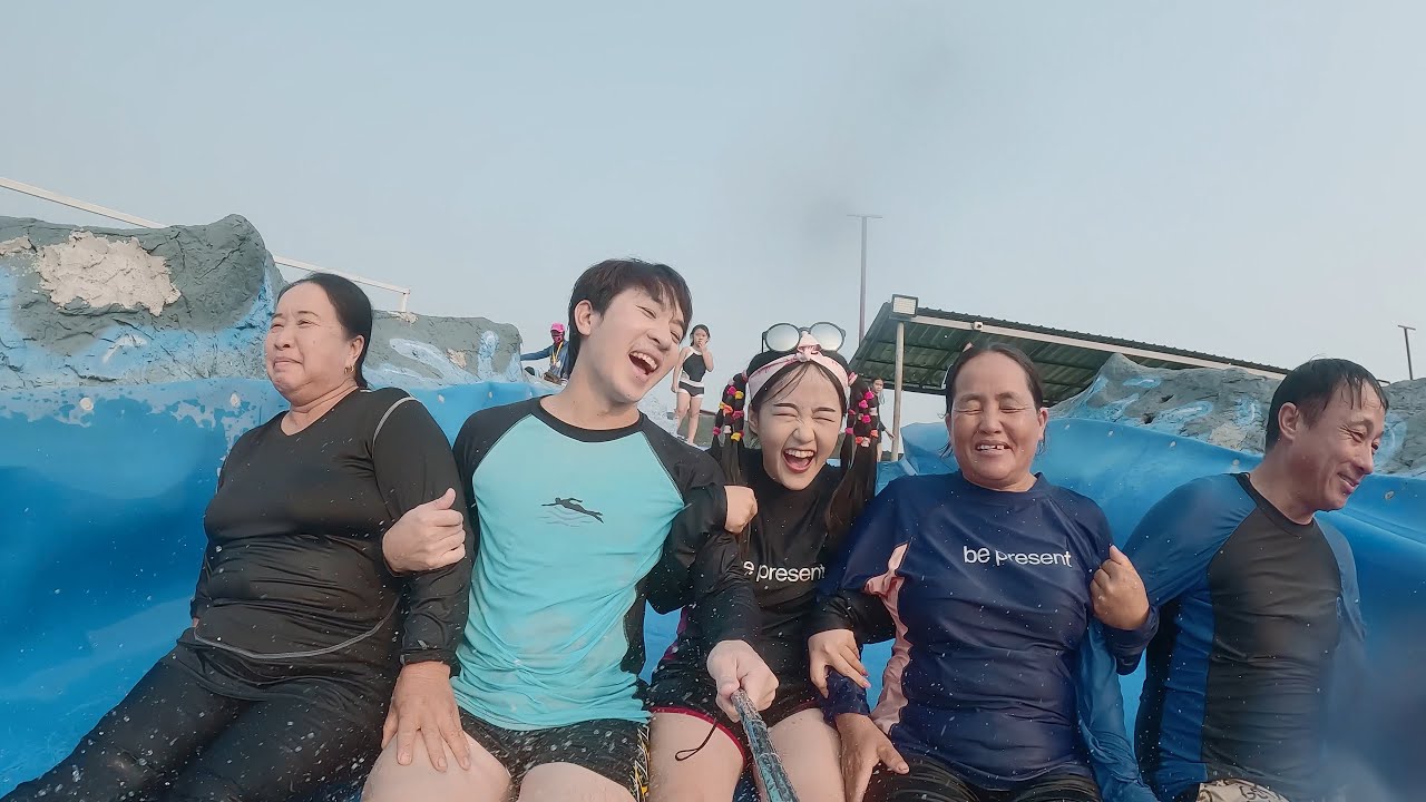 Coj kuv niam kuv txiv mus ua si dej. #maivzuagchannel #สวนน้ำ