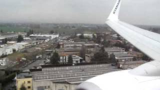 Ryanair 738 landing in Bologna