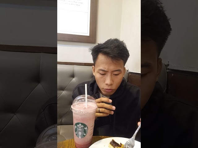 ingin mendapatkan wawasan ya nongkrong di Starbucks men bukan nongkrong di warteg class=