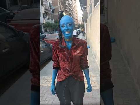 أول كائن فضائي يظهر في شوارع مصر مارينا فتاة إسكندرية تتجول في الشوارع باللون الأزرق