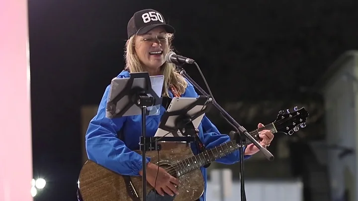 Lynn Haven Mayor Margo Anderson sings "Independenc...