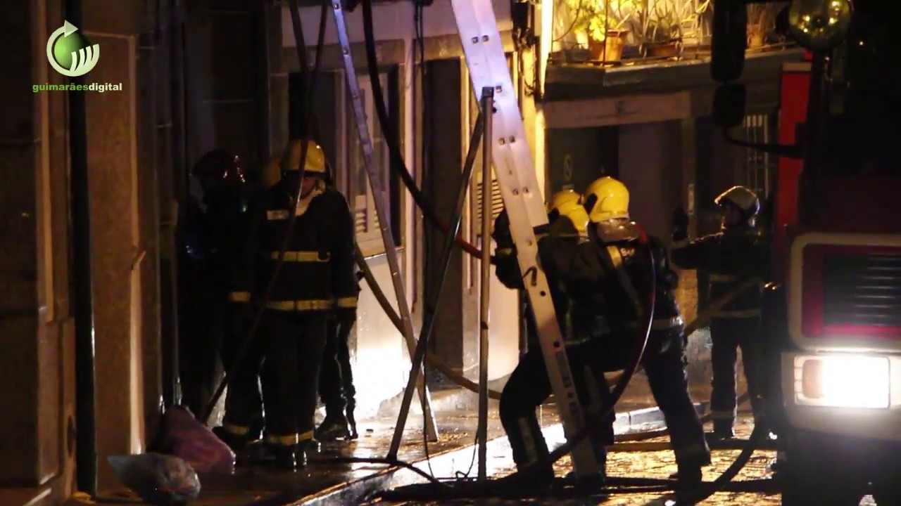 Incêndio urbano na Rua D. João I em Guimarães