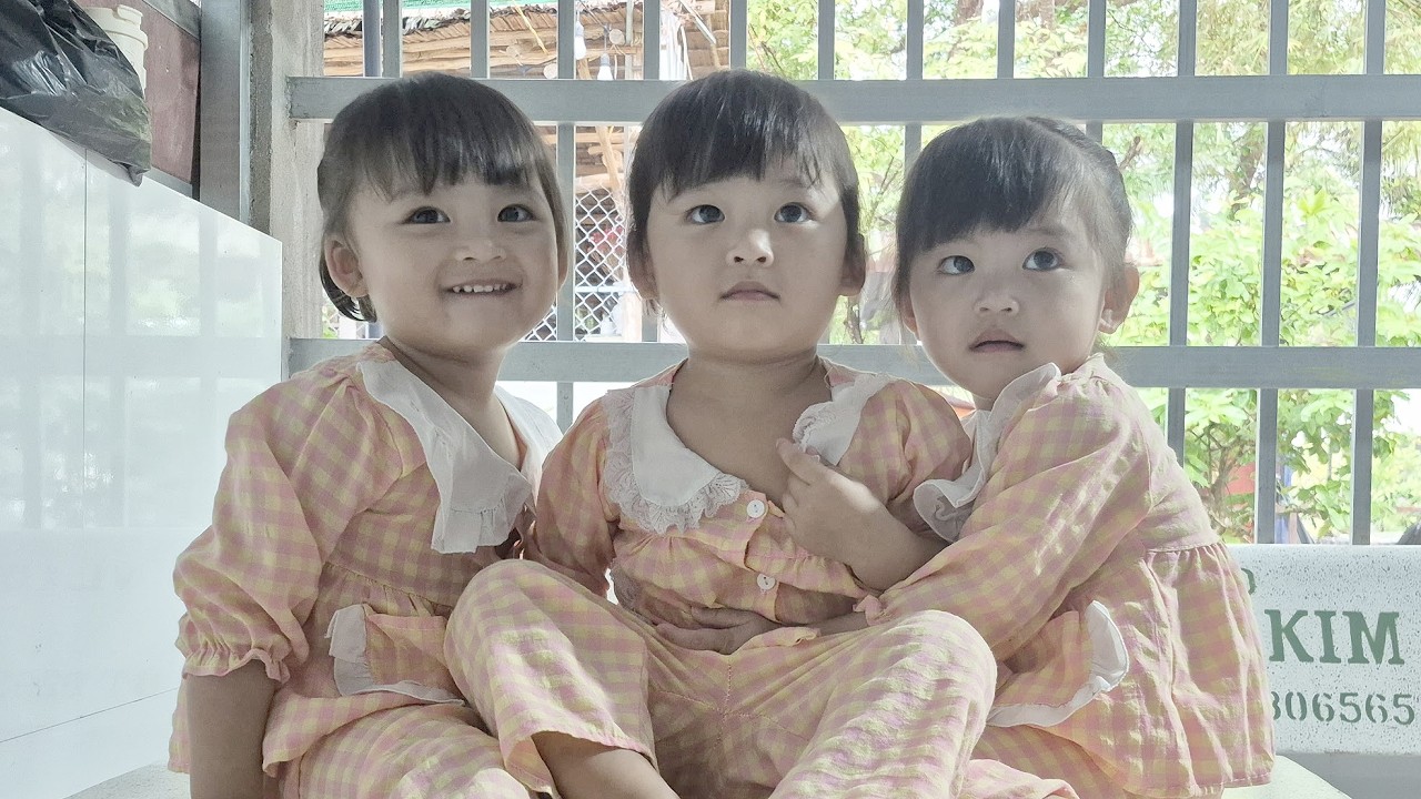 Mẹ Phương làm món cá kho thơm, ba bé sinh ba Mai Thùy Linh tự xúc ăn ngon lành | TAM CÔ NƯƠNG