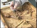 Como restaurar una tabla de madera con imágenes esculpidas