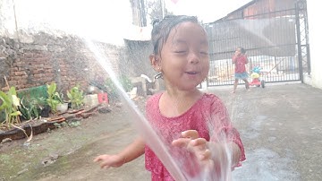 wadidau mandi hujan buatan | mandi hujan |basah basahan #hujan #bermain #seru