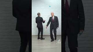 Details BIDEN AND PUTIN PLAY HEIGHT GAME Guide