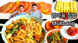 시골먹방 엄마집밥 중국식 꽈리고추 버섯볶음 진짜 맛있습니다 배추된장국 옛날소세지 계란말이 석박지 열무물김치 김 오징어젓갈 Mukbang